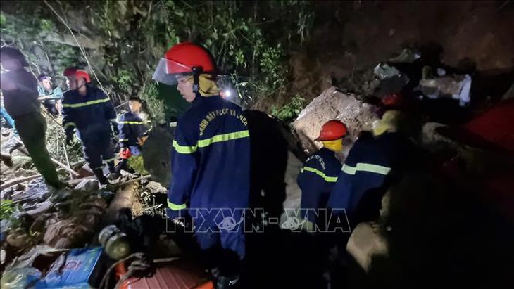 Vụ sập hang động tại Bắc Kạn: Đưa thi thể nạn nhân cuối cùng ra ngoài- Ảnh 1.