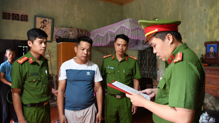 Gã đàn ông dùng dây điện đánh con của bạn gái- Ảnh 1.