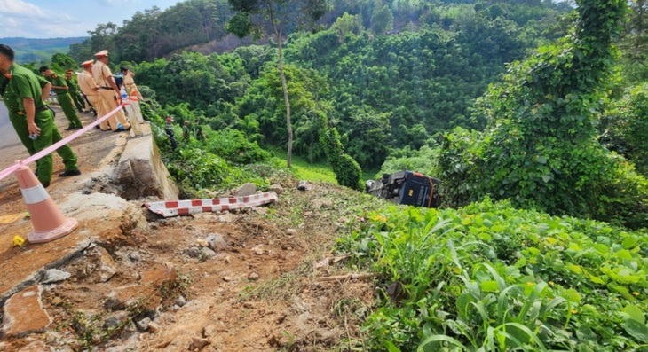 Nguyên nhân xe khách chở 45 người lao xuống vực- Ảnh 1. Nguyên nhân xe khách chở 45 người lao xuống vực- Ảnh 1.