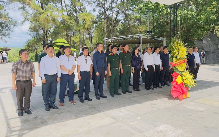 Bộ trưởng Bộ Y tế Đào Hồng Lan tri ân các Anh hùng, Liệt sĩ tại tỉnh Hà Tĩnh, Quảng Trị