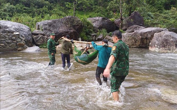 Kịp thời cứu sống người đàn ông bị rơi xuống vực trong rừng