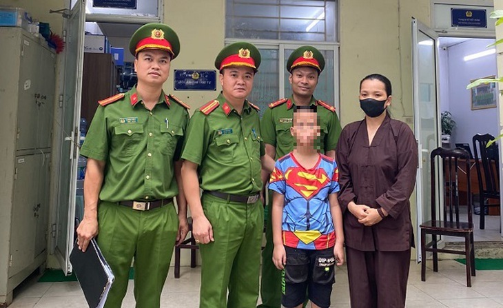 Tìm được gia đình cho bé trai đi lạc từ Cơ sở dữ liệu quốc gia về dân cư- Ảnh 1.