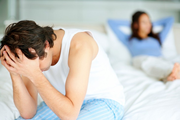 Nam giới nếu có dấu hiệu mãn dục sớm thường cảm thấy mệt mỏi, chán chường, cô đơn. Tính tình cũng thay đổi như hung tính hoặc lầm lì, ít nói; cáu giận vô cớ, đêm khó ngủ, trằn trọc bức bối. Ảnh minh hoạ