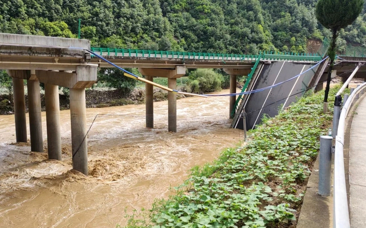Trung Quốc: Sập cầu khiến ít nhất 11 người thiệt mạng