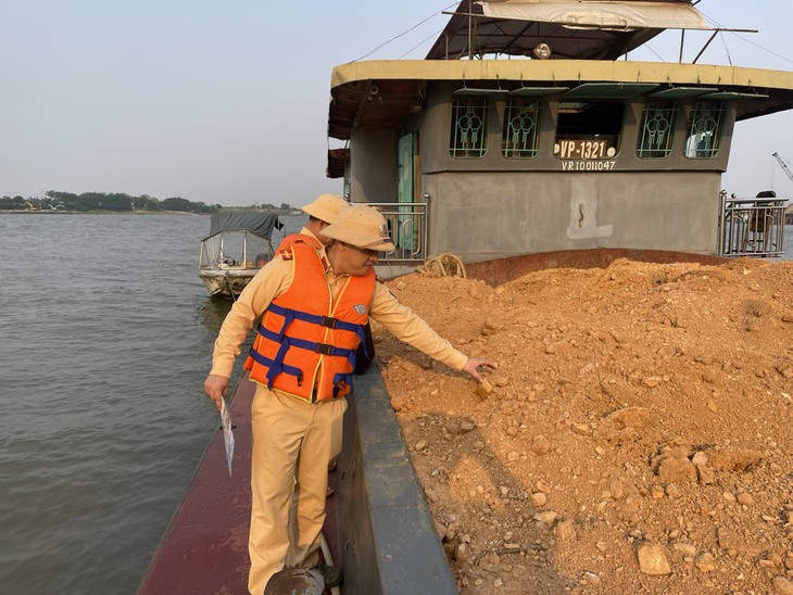 Tăng cường tuần tra, xử lý vi phạm giao thông đường thủy mùa mưa bão- Ảnh 2. Tăng cường tuần tra, xử lý vi phạm giao thông đường thủy mùa mưa bão- Ảnh 2.