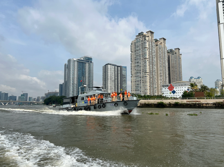 Tăng cường tuần tra, xử lý vi phạm giao thông đường thủy mùa mưa bão- Ảnh 3. Tăng cường tuần tra, xử lý vi phạm giao thông đường thủy mùa mưa bão- Ảnh 3.