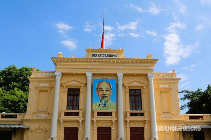 Nhiều nơi trên cả nước treo cờ rủ sớm tưởng nhớ Tổng Bí thư Nguyễn Phú Trọng- Ảnh 1. Nhiều nơi trên cả nước treo cờ rủ sớm tưởng nhớ Tổng Bí thư Nguyễn Phú Trọng- Ảnh 1.