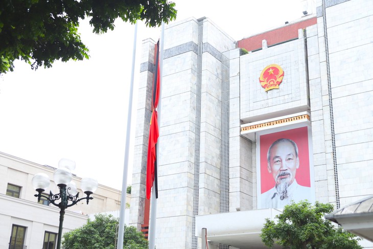 Hà Nội phân luồng giao thông phục vụ Quốc tang Nguyên Chủ tịch nước Trần Đức Lương- Ảnh 2. Hà Nội phân luồng giao thông phục vụ Quốc tang Nguyên Chủ tịch nước Trần Đức Lương- Ảnh 2.