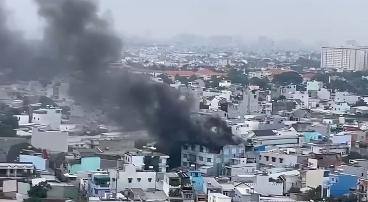 TP Hồ Chí Minh: Cháy công ty mũ bảo hiểm, 11 người được giải cứu an toàn- Ảnh 1.