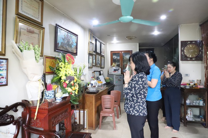 Bộ trưởng Bộ Y tế Đào Hồng Lan thăm, tri ân gia đình Liệt sĩ, bác sĩ Đặng Thùy Trâm- Ảnh 1. Bộ trưởng Bộ Y tế Đào Hồng Lan thăm, tri ân gia đình Liệt sĩ, bác sĩ Đặng Thùy Trâm- Ảnh 1.