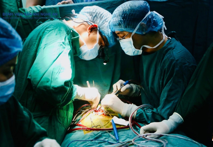 Phẫu thuật chuyển các đại động mạch về vị trí bình thường cho trẻ sơ sinh. Ảnh: Yến Hà.