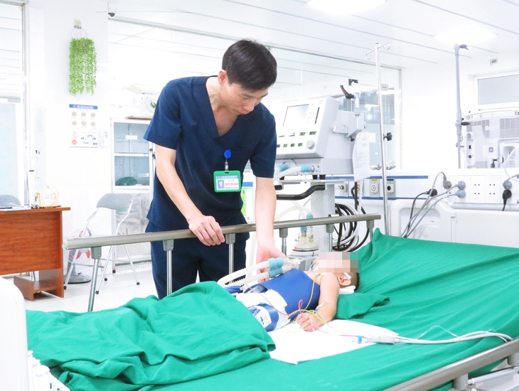 Cứu sống hai trẻ đuối nước đã ngừng tim, ngừng thở- Ảnh 2.