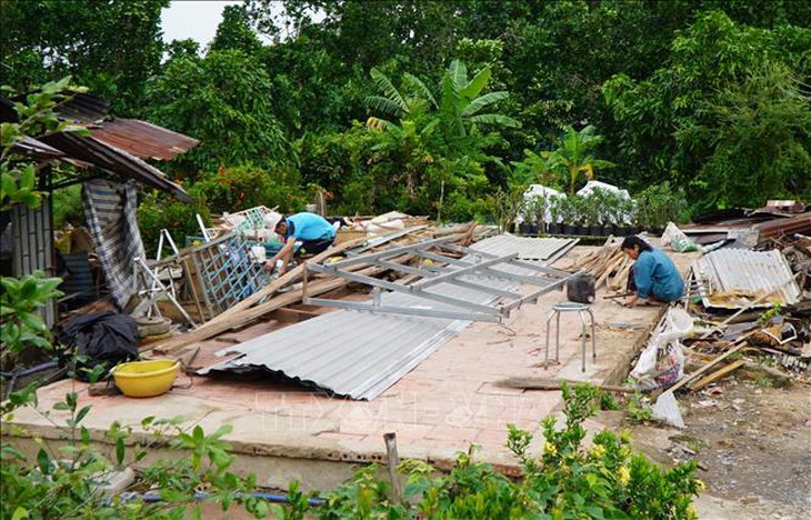 Dông, lốc làm sập, tốc mái gần 50 căn nhà ở huyện Lấp Vò, Đồng Tháp- Ảnh 1.