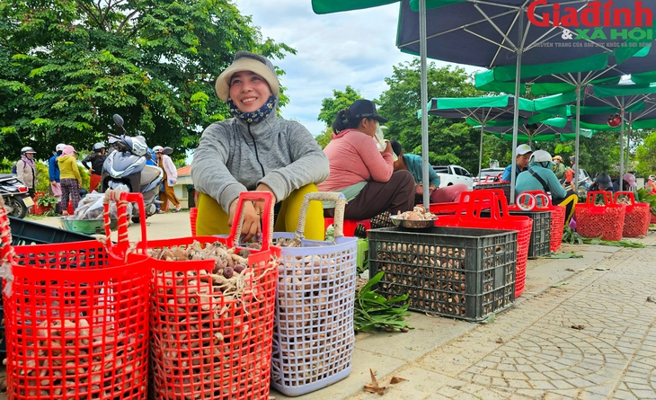 Khu bán nấm tràm 'lộc trời' nhộn nhịp từ sáng đến đêm bên cạnh di tích Huế- Ảnh 7. Khu bán nấm tràm 'lộc trời' nhộn nhịp từ sáng đến đêm bên cạnh di tích Huế- Ảnh 7.
