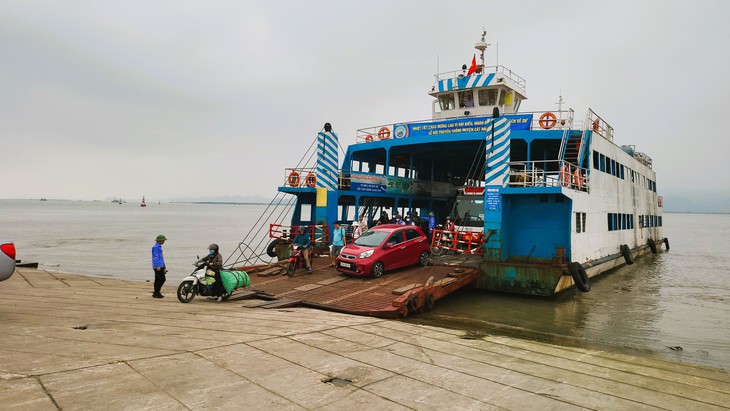 Du khách mắc kẹt ở đảo Cát Bà vì bão số 2 có thể về đất liền từ ngày mai- Ảnh 1.