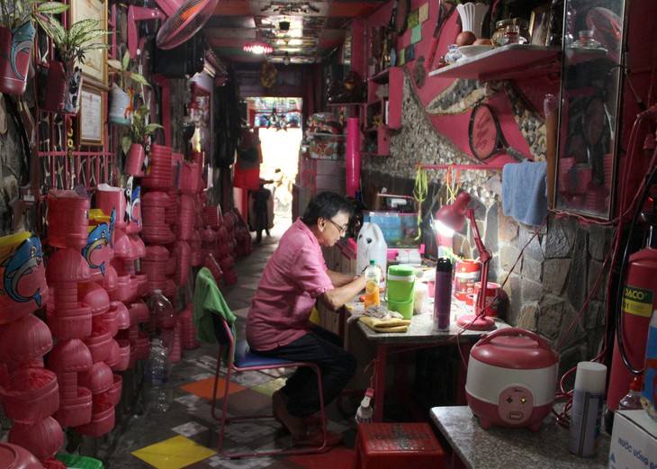 Bên trong căn nhà của ông Chánh mang sắc hồng rực rỡ. Ảnh: Xuân Dự Bên trong căn nhà của ông Chánh mang sắc hồng rực rỡ. Ảnh: Xuân Dự