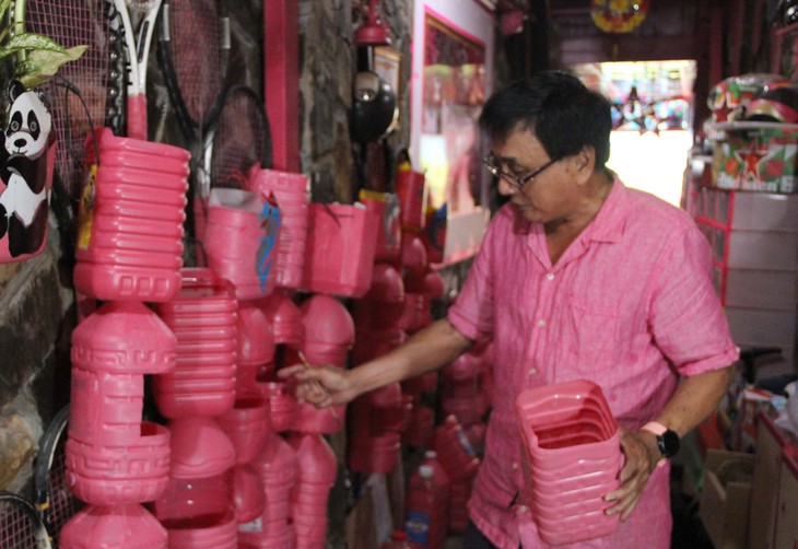 Người đàn ông phủ hồng căn nhà và tuyến đường bằng chậu cây làm từ rác tái chế- Ảnh 3. Người đàn ông phủ hồng căn nhà và tuyến đường bằng chậu cây làm từ rác tái chế- Ảnh 3.