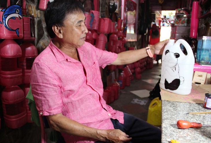 Ông Chánh tỉ mỉ làm chậu trồng cây từ bình nước. Ảnh: Xuân Dự Ông Chánh tỉ mỉ làm chậu trồng cây từ bình nước. Ảnh: Xuân Dự