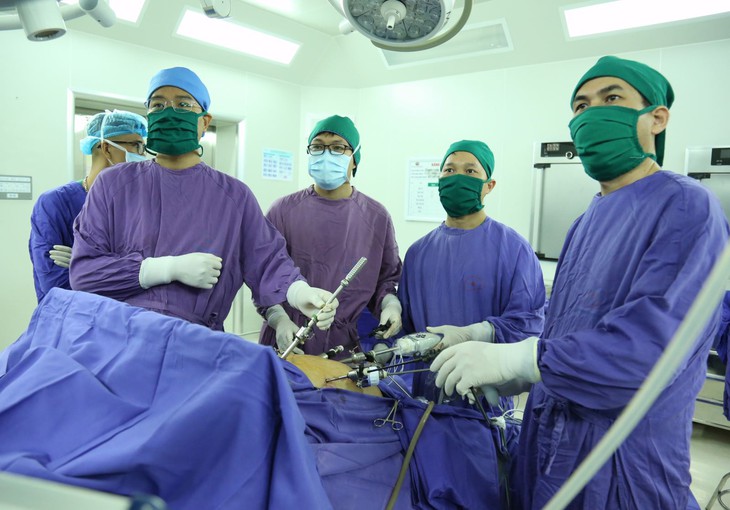 Người đàn ông thoát khỏi nguy cơ ung thư nhờ phẫu thuật cắt dạ dày nội soi hoàn toàn- Ảnh 1.