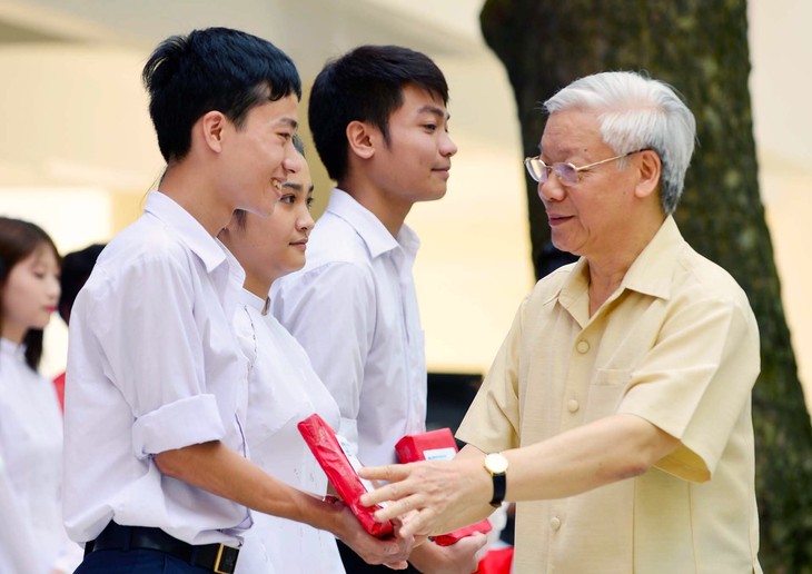 Khoảnh khắc khó quên của bác sĩ trẻ được Tổng Bí thư Nguyễn Phú Trọng tặng học bổng- Ảnh 1.