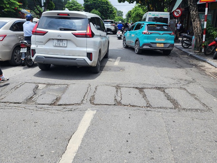 Nắp cống sụt lún 'bẫy' người đi đường- Ảnh 6.