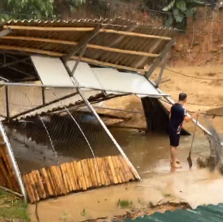 Video lũ quét cuốn trôi nhà dân ở vùng cao Thanh Hóa- Ảnh 2. Video lũ quét cuốn trôi nhà dân ở vùng cao Thanh Hóa- Ảnh 2.