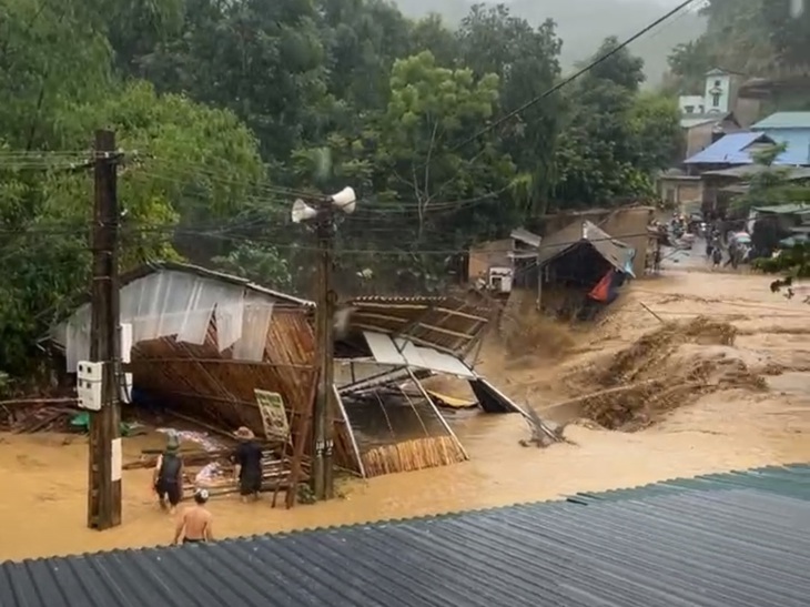 Video lũ quét cuốn trôi nhà dân ở vùng cao Thanh Hóa- Ảnh 3. Video lũ quét cuốn trôi nhà dân ở vùng cao Thanh Hóa- Ảnh 3.