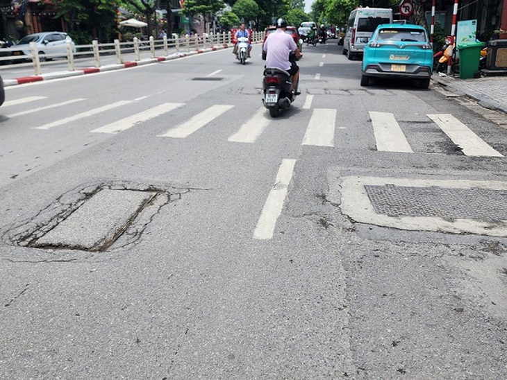 Nắp cống sụt lún 'bẫy' người đi đường- Ảnh 1.