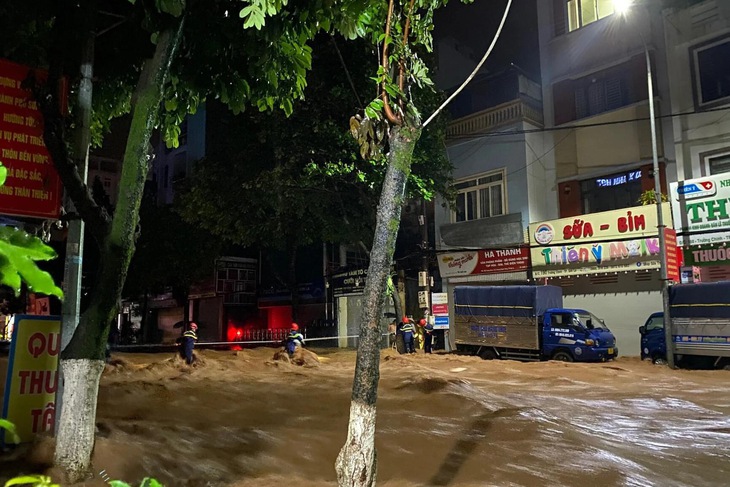 [Video] Nước cuồn cuộn đổ về, TP Sơn La chìm trong biển nước- Ảnh 1.