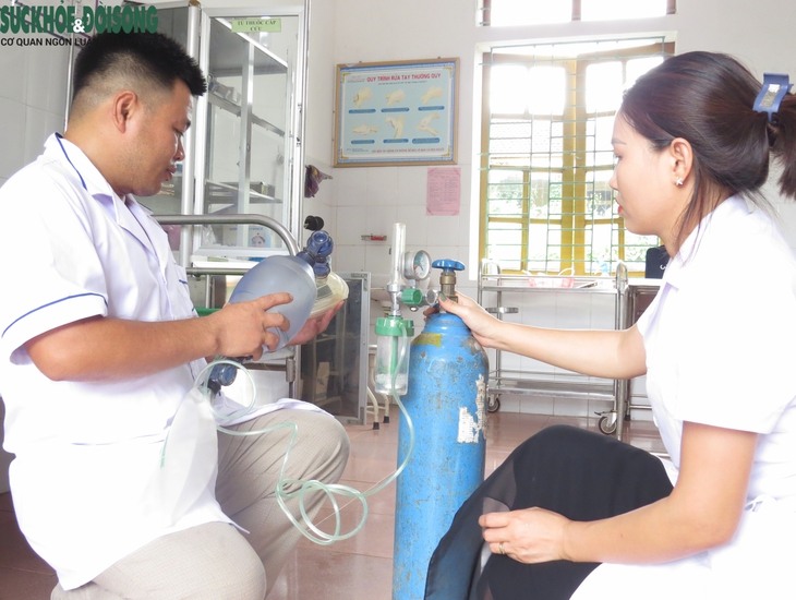 Bác sĩ đuổi theo xe cứu cháu bé đuối nước kể lại phút giành giật với tử thần: ‘'Có tim rồi, cố lên’- Ảnh 3. Bác sĩ đuổi theo xe cứu cháu bé đuối nước kể lại phút giành giật với tử thần: ‘'Có tim rồi, cố lên’- Ảnh 3.