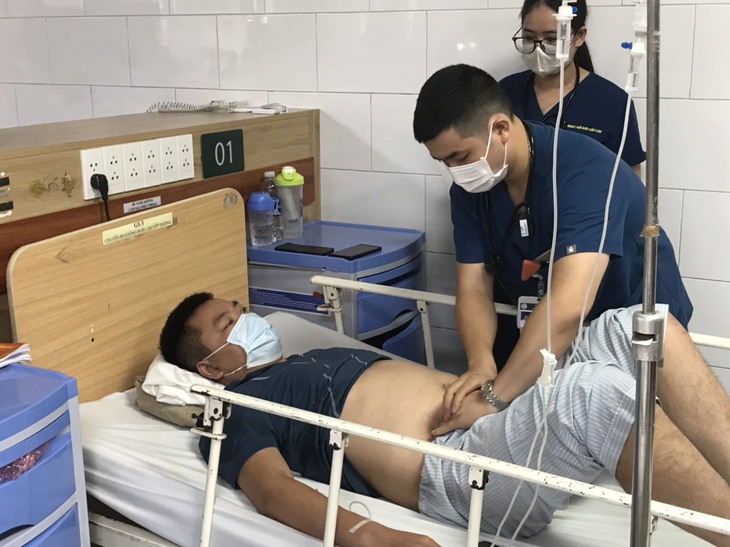 Một người tử vong, 4 người nhập viện vì ngộ độc rượu trong đám cưới- Ảnh 2.