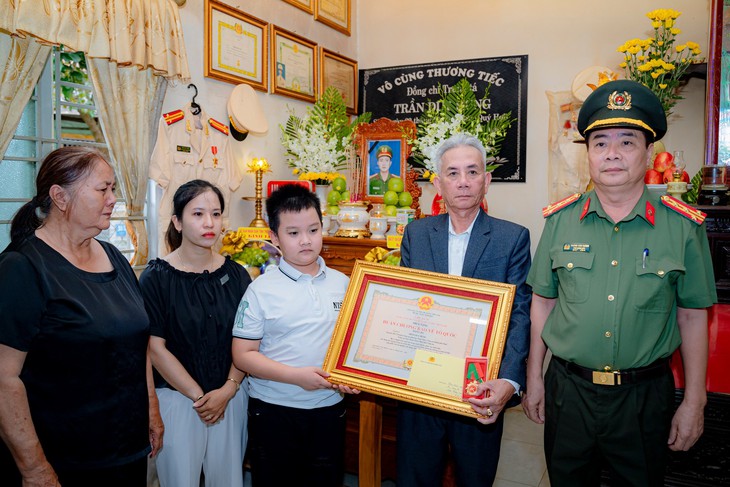 Truy tặng Huân chương Bảo vệ Tổ quốc cho Phó Công an phường- Ảnh 1. Truy tặng Huân chương Bảo vệ Tổ quốc cho Phó Công an phường- Ảnh 1.