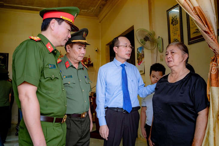 Truy tặng Huân chương Bảo vệ Tổ quốc cho Phó Công an phường- Ảnh 2. Truy tặng Huân chương Bảo vệ Tổ quốc cho Phó Công an phường- Ảnh 2.