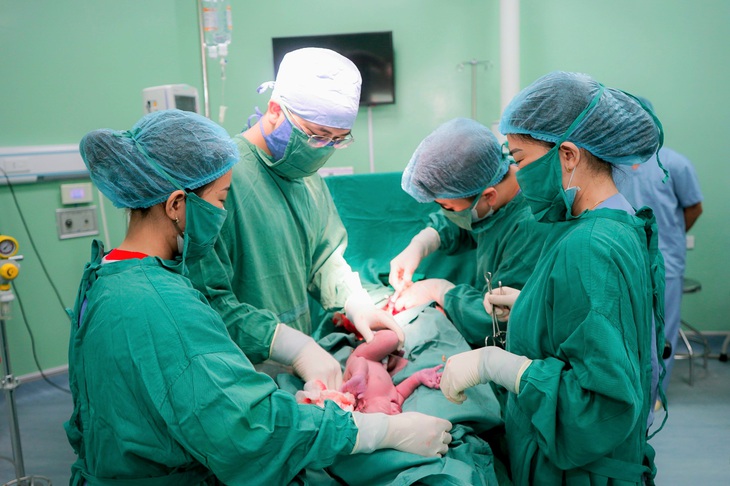 Bác sĩ Hưng thực hiện phẫu thuật lấy thai cho sản phụ.