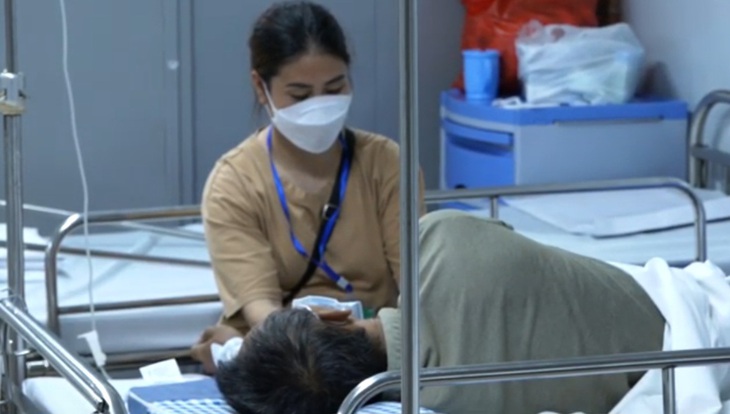 Một người tử vong, 4 người nhập viện vì ngộ độc rượu trong đám cưới- Ảnh 1.