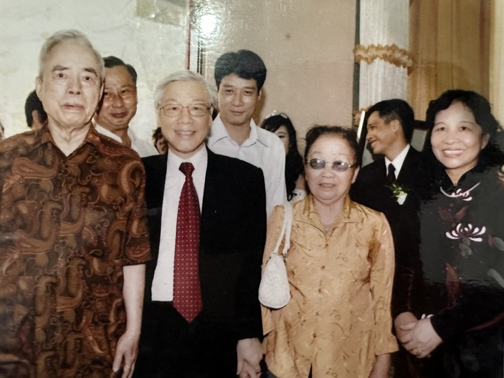 Câu chuyện 3 bức ảnh quý về Tổng Bí thư Nguyễn Phú Trọng trong ngôi nhà 'người chị đồng nghiệp' 92 tuổi- Ảnh 5. Câu chuyện 3 bức ảnh quý về Tổng Bí thư Nguyễn Phú Trọng trong ngôi nhà 'người chị đồng nghiệp' 92 tuổi- Ảnh 5.