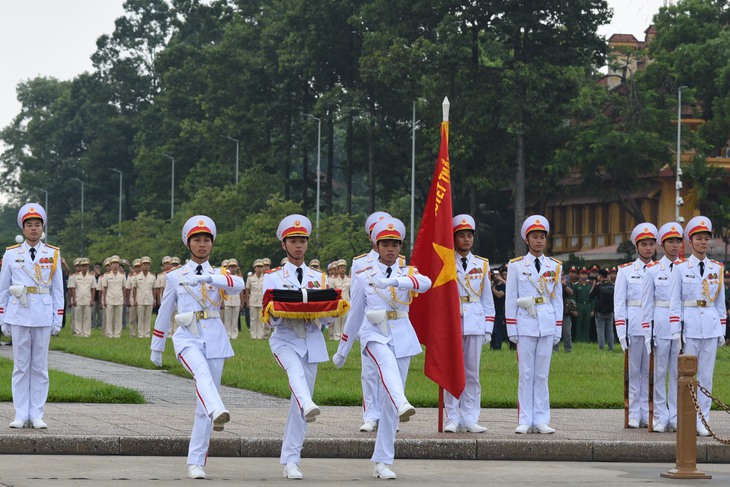 Trang nghiêm Lễ thượng cờ rủ Quốc tang Tổng Bí thư Nguyễn Phú Trọng- Ảnh 1. Trang nghiêm Lễ thượng cờ rủ Quốc tang Tổng Bí thư Nguyễn Phú Trọng- Ảnh 1.