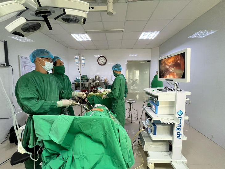 Thận to bằng quả bưởi do tự dùng thuốc nam điều trị sỏi niệu quản- Ảnh 1.