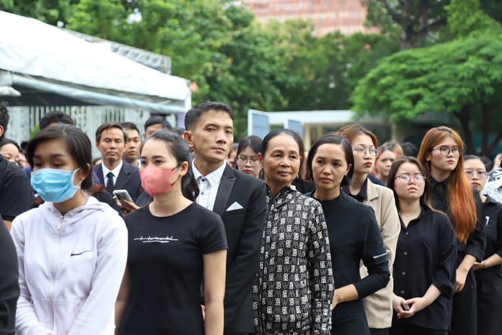 Người dân TPHCM đội mưa đến viếng Tổng Bí thư- Ảnh 5.
