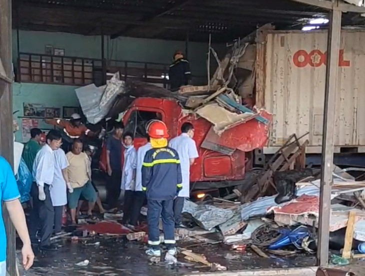 Xe container tông vào nhà dân làm 3 người tử vong- Ảnh 1.