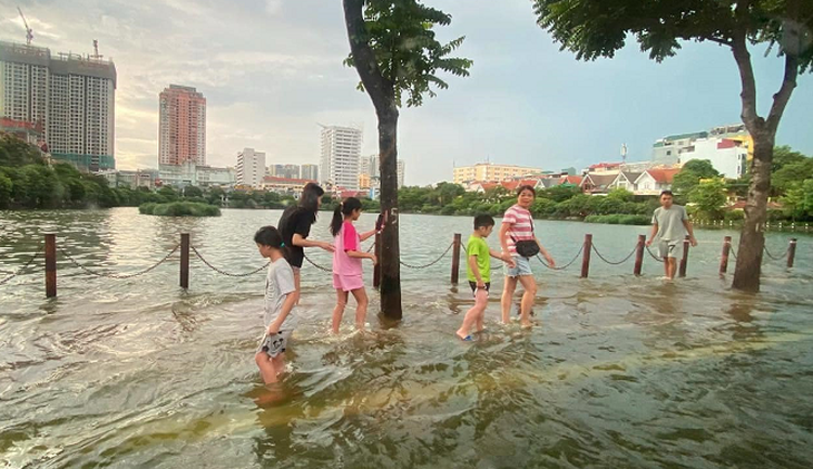 Mắc bệnh ngoài da vì ‘bì bõm’ trong nước ngập quá lâu- Ảnh 1.