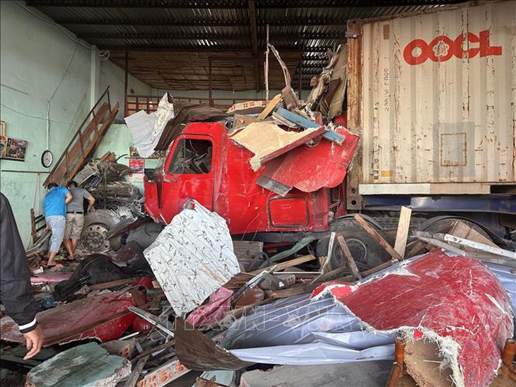 Vụ xe container lao vào nhà dân: Thăm hỏi, động viên gia đình các nạn nhân tử vong- Ảnh 1. Vụ xe container lao vào nhà dân: Thăm hỏi, động viên gia đình các nạn nhân tử vong- Ảnh 1.