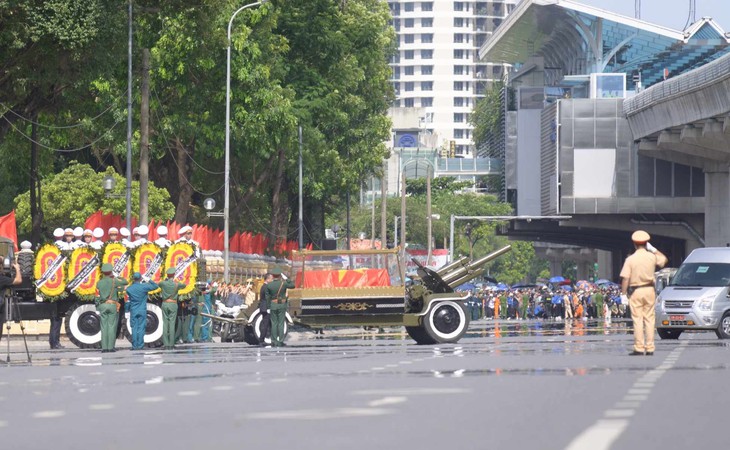 Hình ảnh đoàn linh xa tiễn đưa Tổng Bí thư về nơi an nghỉ cuối cùng- Ảnh 9. Hình ảnh đoàn linh xa tiễn đưa Tổng Bí thư về nơi an nghỉ cuối cùng- Ảnh 9.