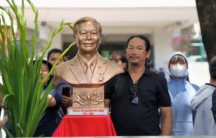 Người dân đội nắng trước Nghĩa trang Mai Dịch chờ tiễn biệt Tổng Bí thư- Ảnh 7. Người dân đội nắng trước Nghĩa trang Mai Dịch chờ tiễn biệt Tổng Bí thư- Ảnh 7.