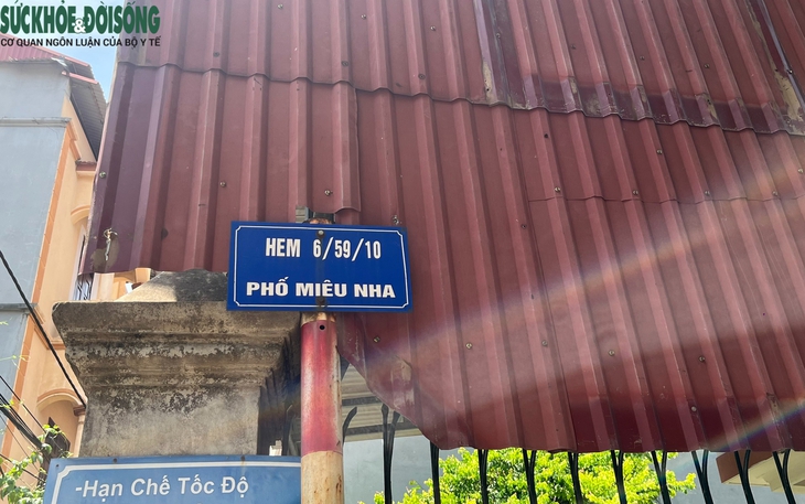 Hàng trăm hộ dân phố Miêu Nha, Tây Mỗ khốn khổ sống trong cảnh nước ngập mênh mông - Ảnh 1.