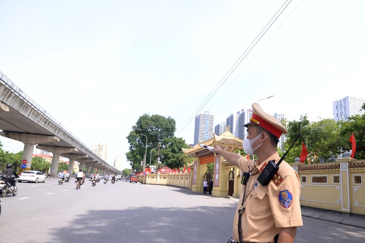 Người dân đội nắng trước Nghĩa trang Mai Dịch chờ tiễn biệt Tổng Bí thư- Ảnh 2. Người dân đội nắng trước Nghĩa trang Mai Dịch chờ tiễn biệt Tổng Bí thư- Ảnh 2.