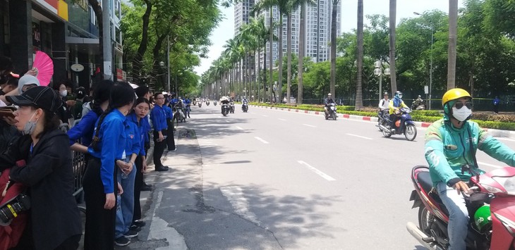 Người dân đội nắng trước Nghĩa trang Mai Dịch chờ tiễn biệt Tổng Bí thư- Ảnh 8. Người dân đội nắng trước Nghĩa trang Mai Dịch chờ tiễn biệt Tổng Bí thư- Ảnh 8.