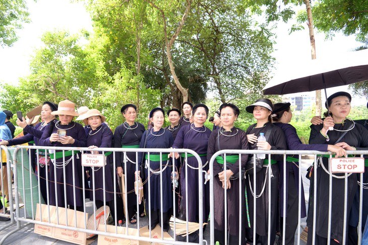 Người dân đội nắng trước Nghĩa trang Mai Dịch chờ tiễn biệt Tổng Bí thư- Ảnh 3. Người dân đội nắng trước Nghĩa trang Mai Dịch chờ tiễn biệt Tổng Bí thư- Ảnh 3.