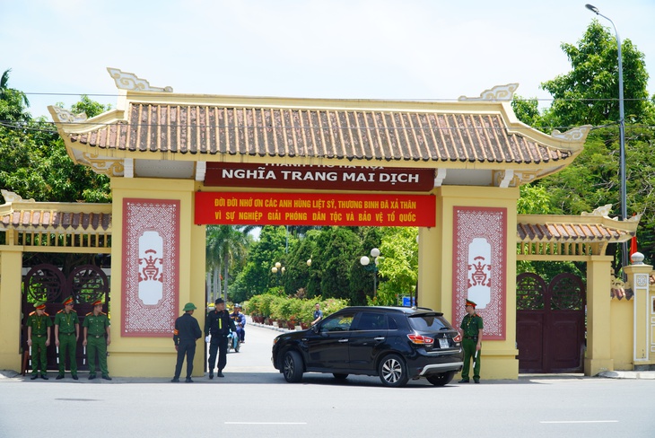 Người dân đội nắng trước Nghĩa trang Mai Dịch chờ tiễn biệt Tổng Bí thư- Ảnh 1. Người dân đội nắng trước Nghĩa trang Mai Dịch chờ tiễn biệt Tổng Bí thư- Ảnh 1.
