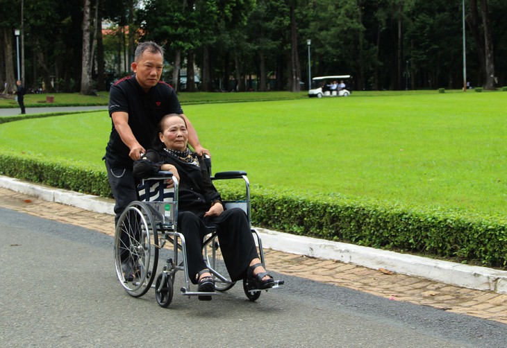 Bà Nguyễn Khánh Nam, 78 tuổi, TPHCM được người nhà đưa đến viếng Tổng Bí thư. Ảnh: Xuân Dự